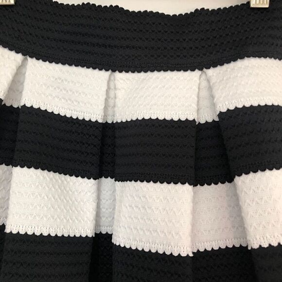 NWOT Express XS Black & White Skirt!! - Picture 5 of 6